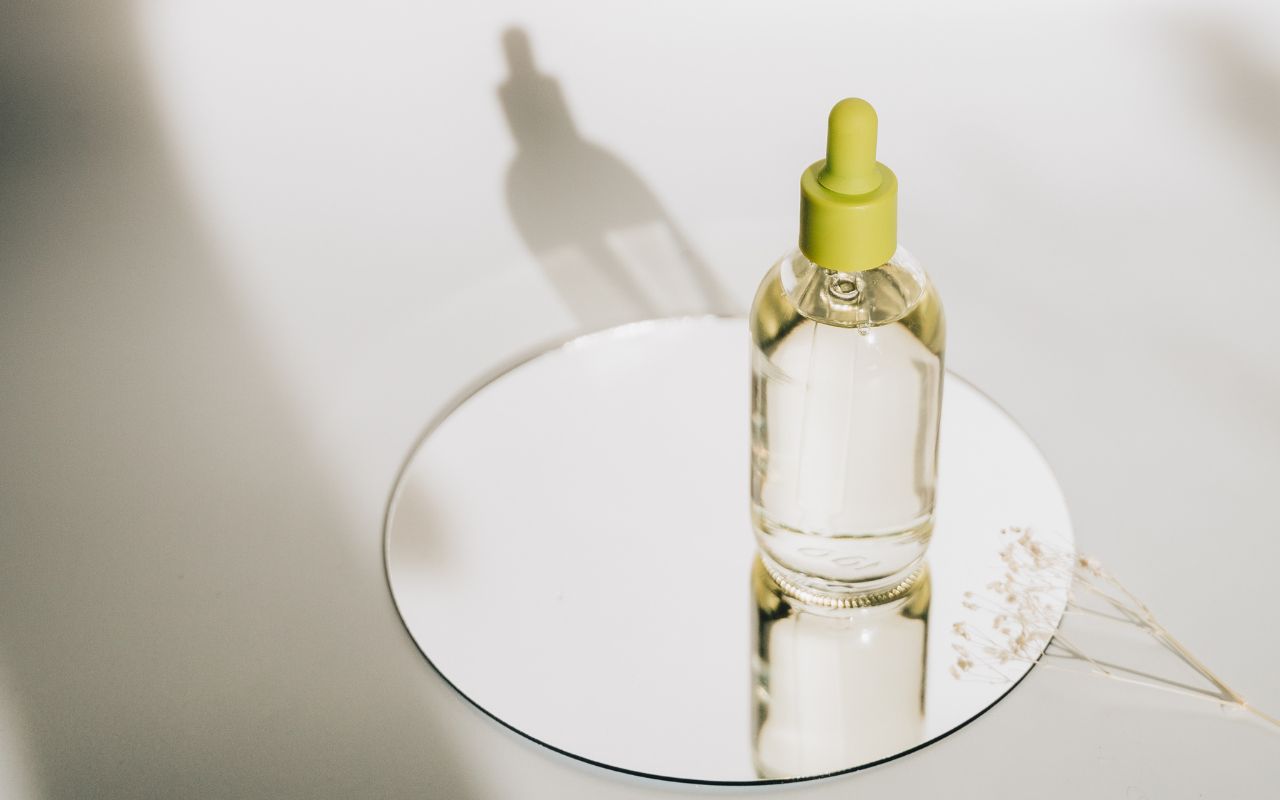 Proč nálepka „Clean Beauty“ nestačí? Pohled farmaceutky