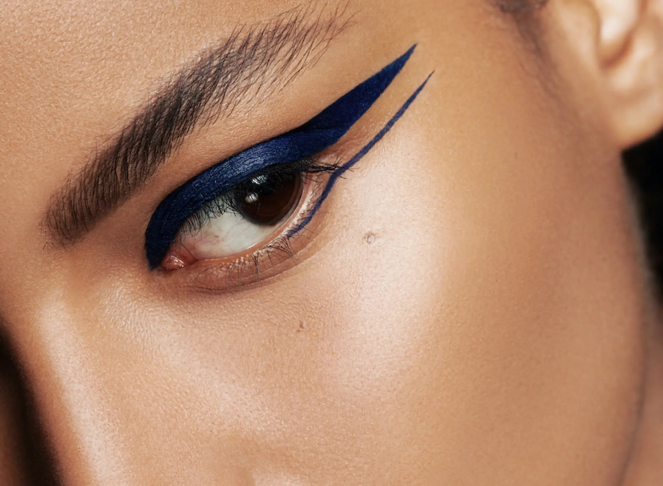 Modré oční linky s bio složením