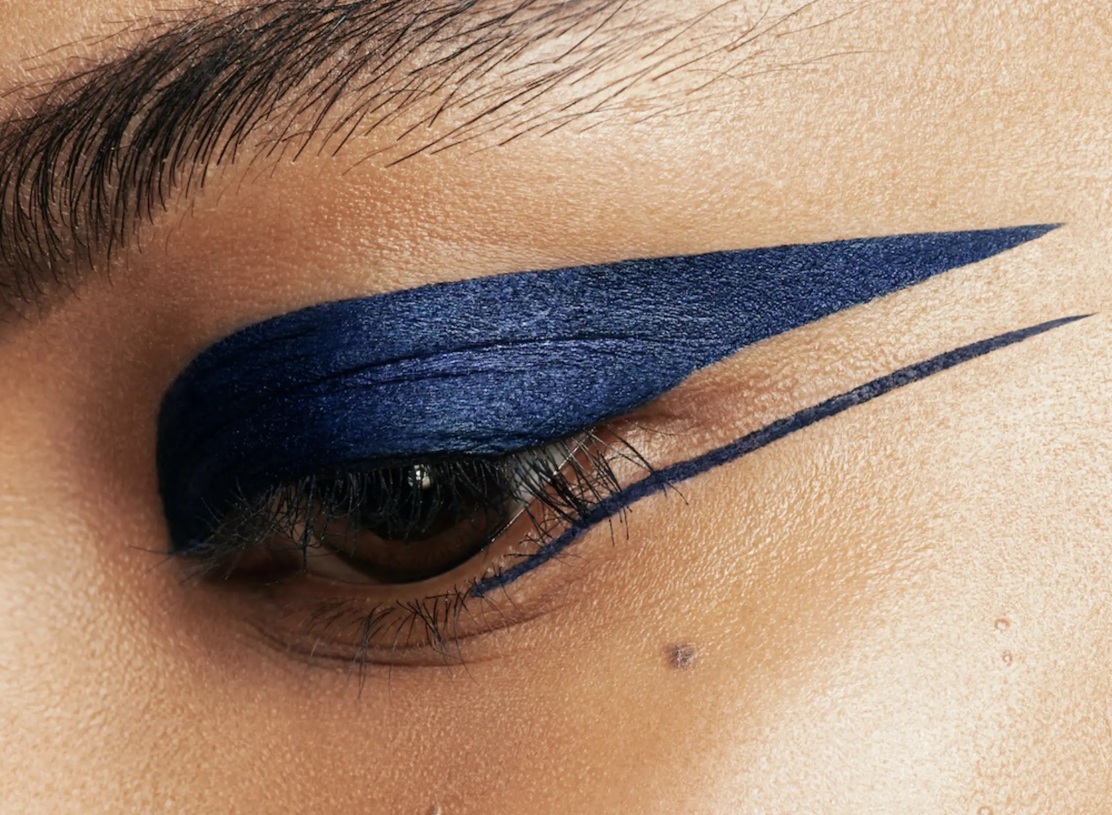 Modré oční linky s bio složením