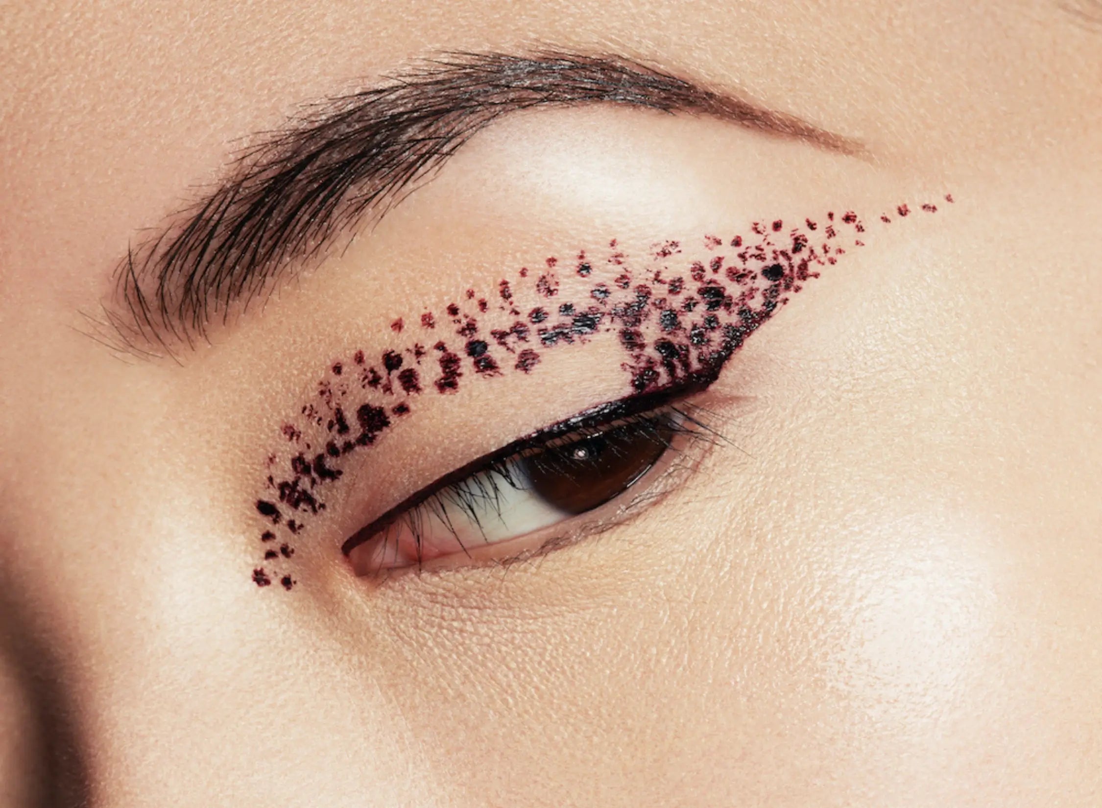 Vínové oční linky s bio složením