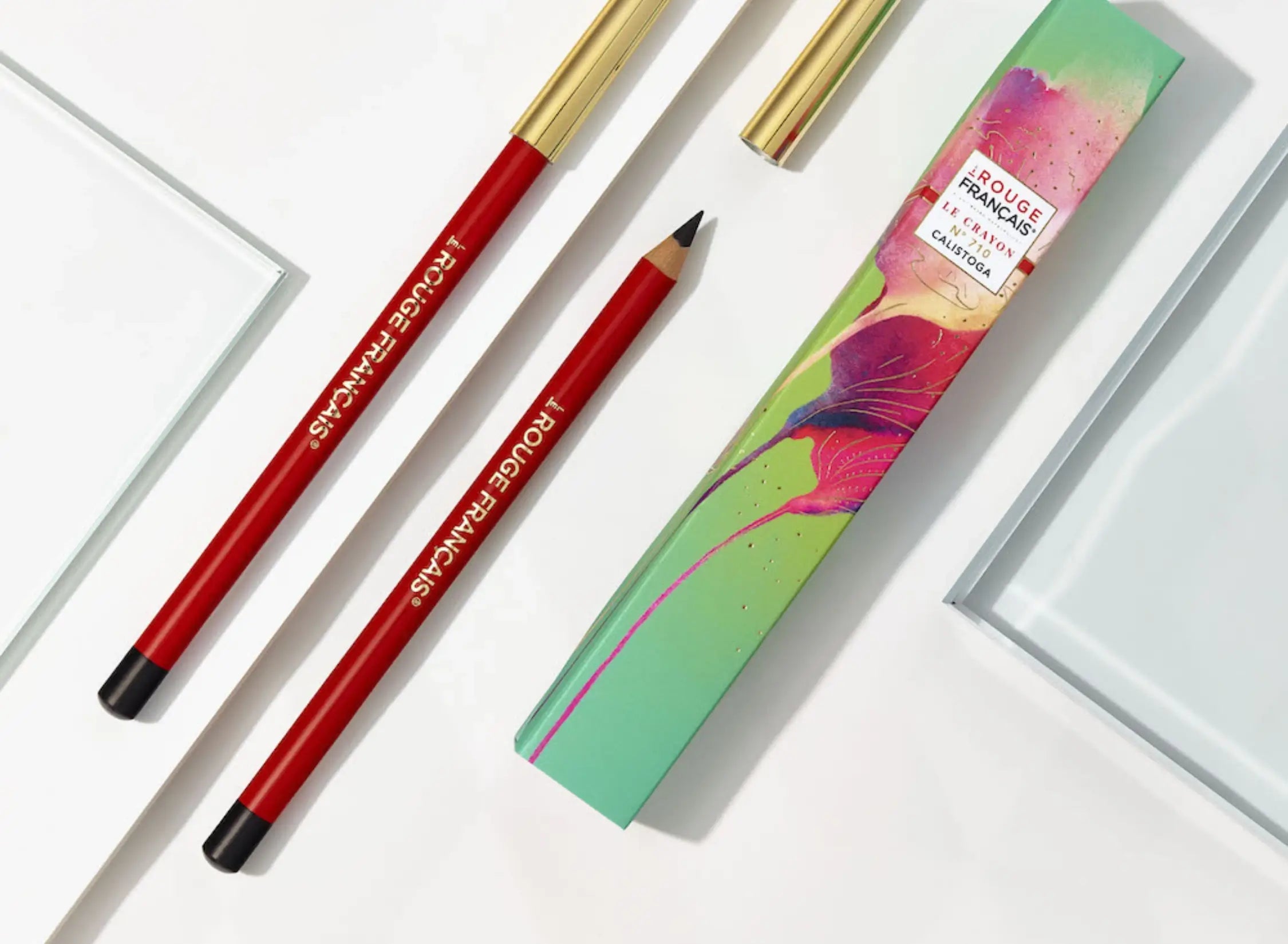 Černá tužka na oči