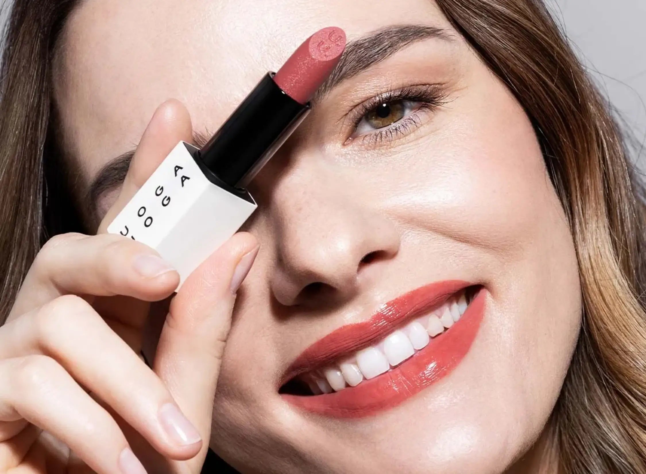 Vyživující rtěnka Charmberry - tlumená růžovočervená