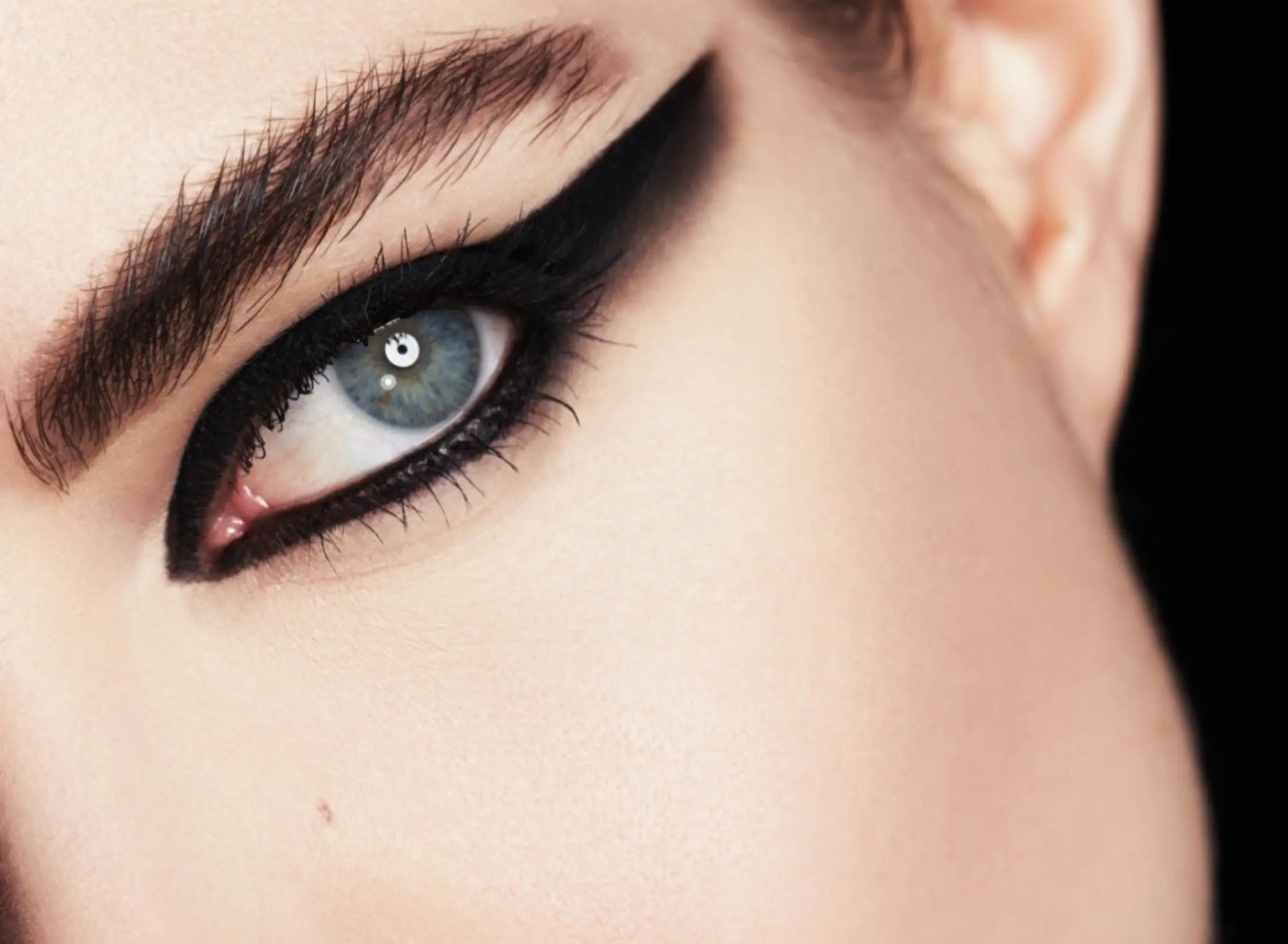 Černá tužka na oči