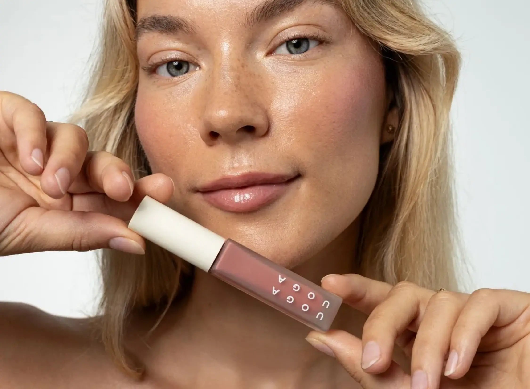 Lesk na rty Foxberry - teplý jemný nude