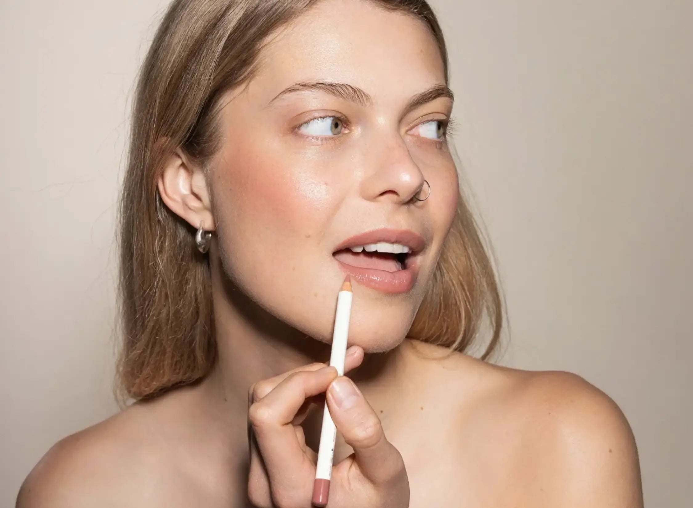 Tužka na rty Universally Flattering - teplá nude