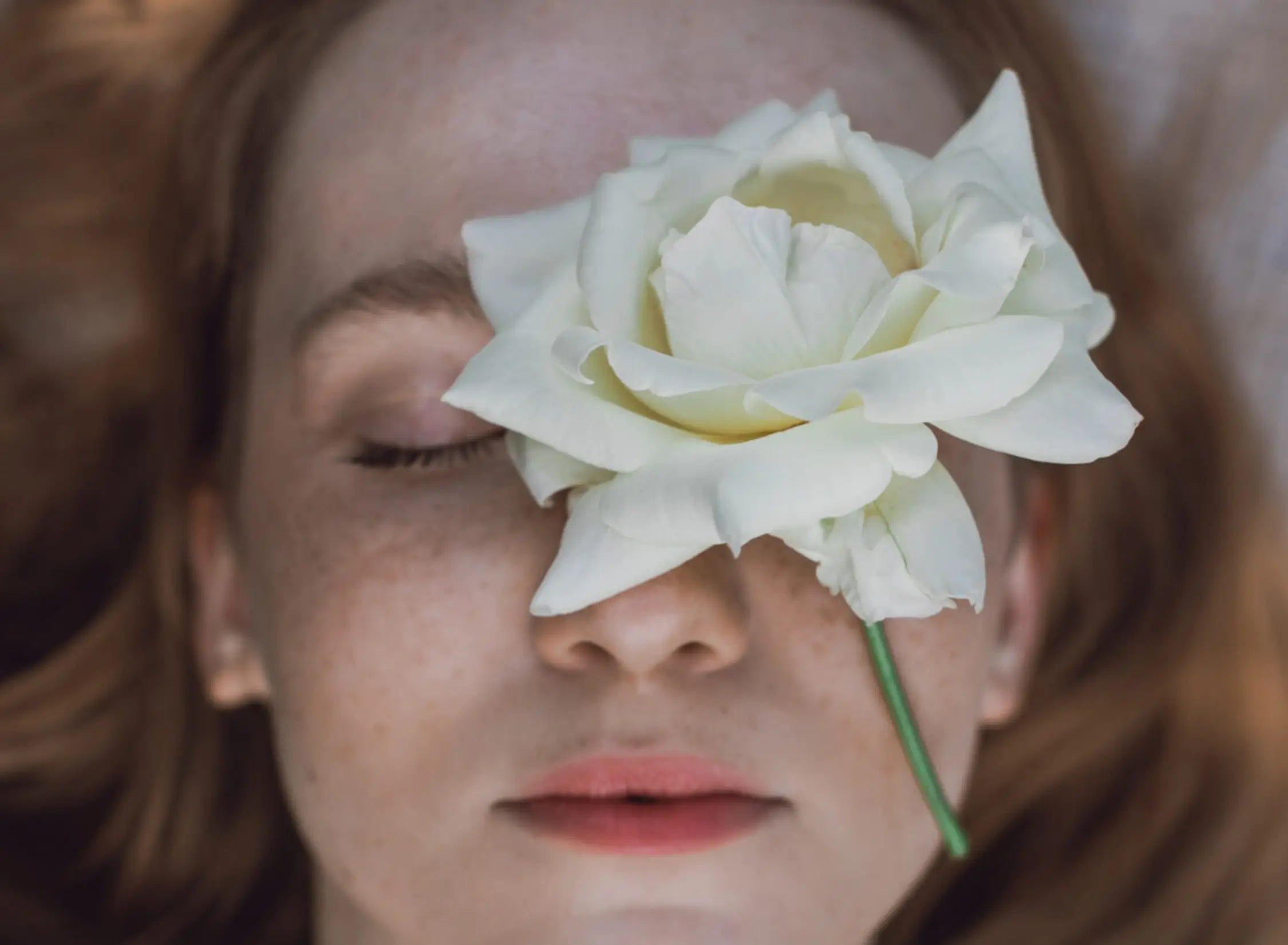 Oční krém roll-on Růže a třešeň