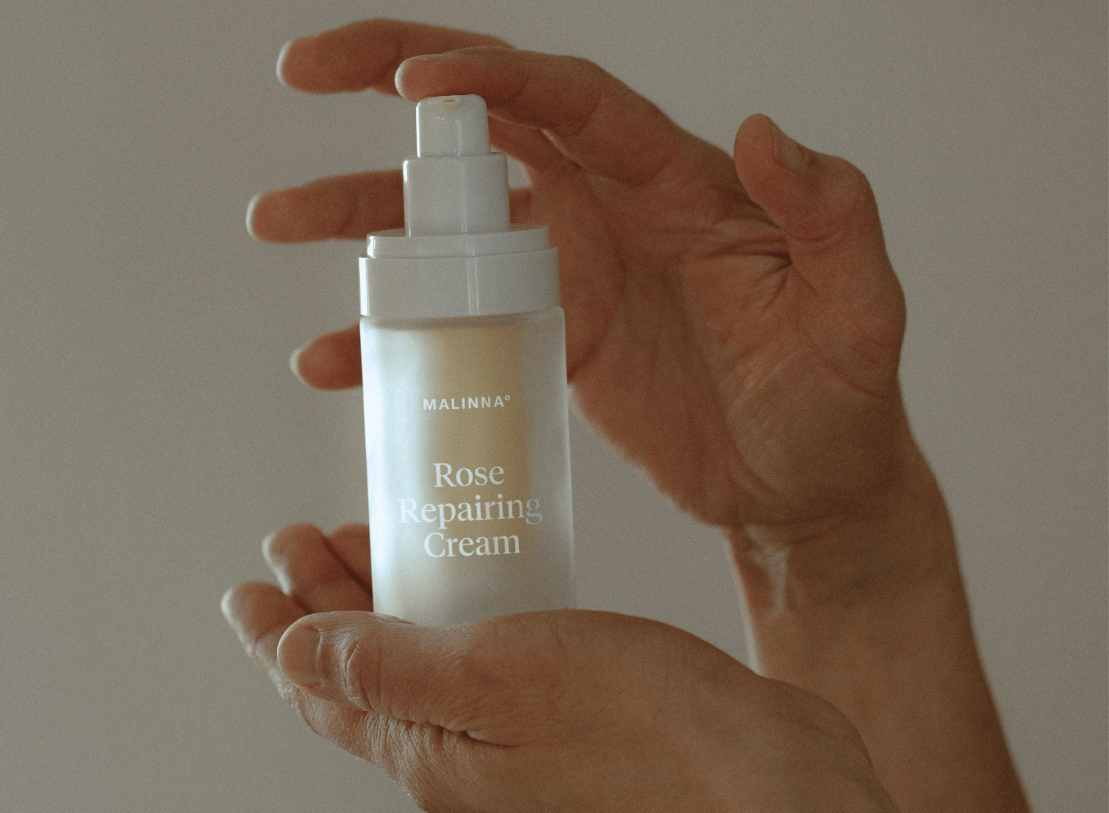 Antioxidační krém s esencí růže pro rozjasnění pleti